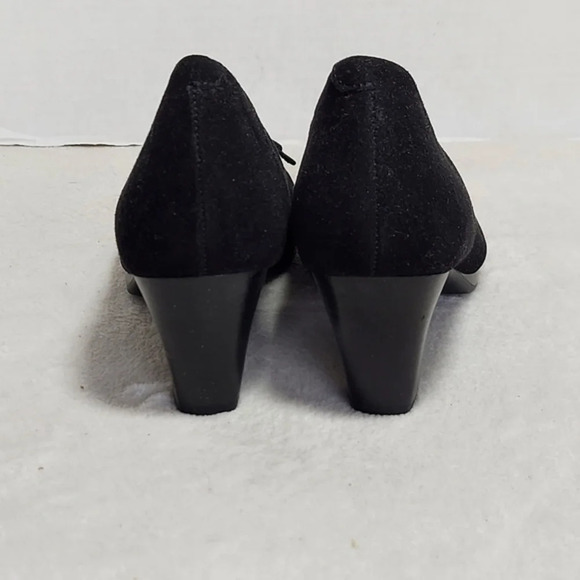 Black Suede Kumfs‎ Center Bow Heels - Picture 7 of 16